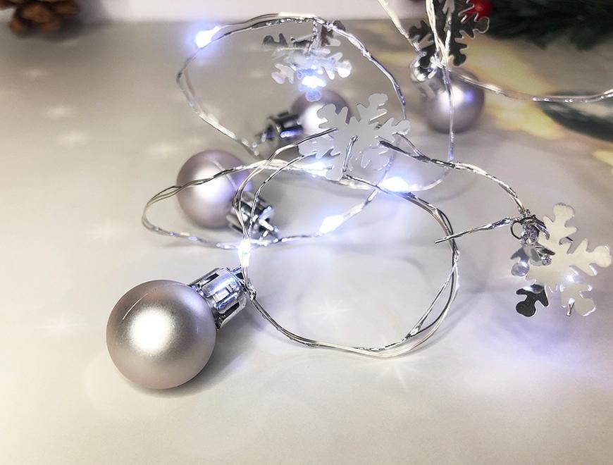 Reťaz MagicHome Vianoce Ball, 20 LED studená biela, s guľami a vločkami, strieborná, 2xAA, jednoduché svietenie, osvetlenie, L-1,9 m