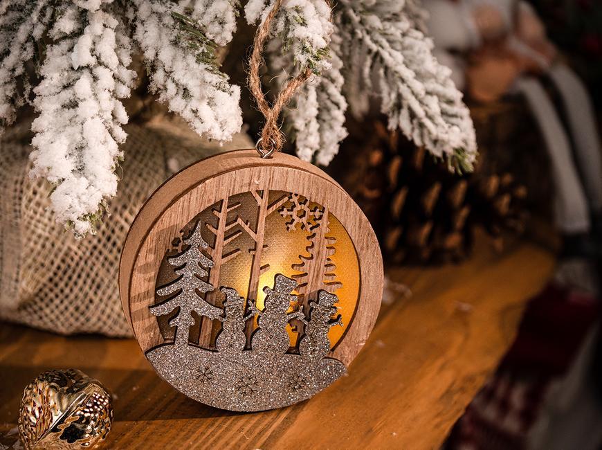 E-shop Vianočná dekorácia Snehuliak v guli, LED, závesná, MDF, 8,5x8,5 cm